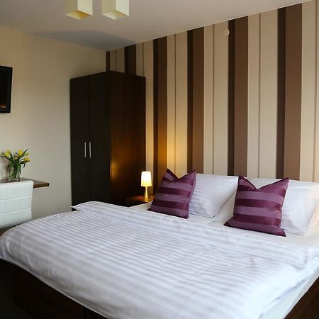10 Bed And Breakfast Poznań Extérieur photo