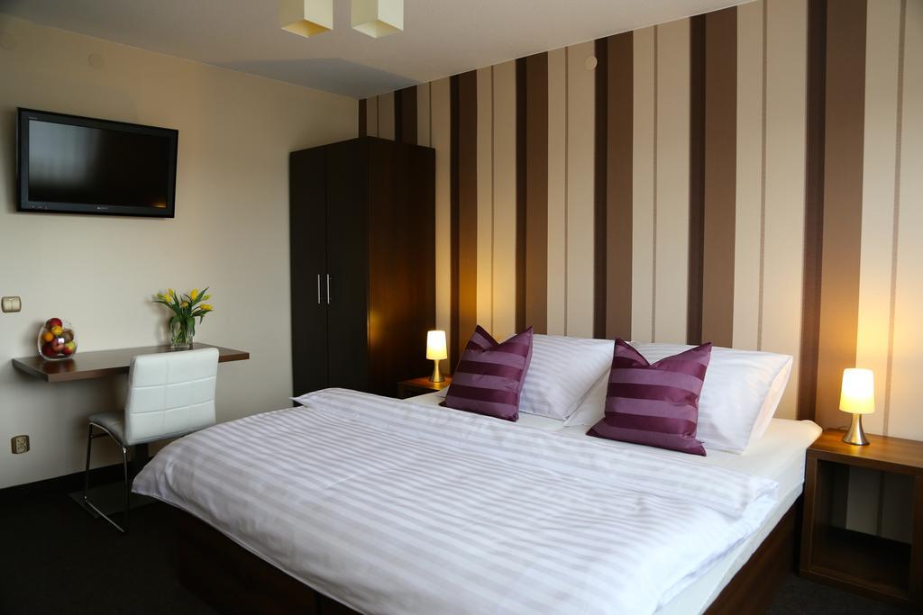 10 Bed And Breakfast Poznań Extérieur photo
