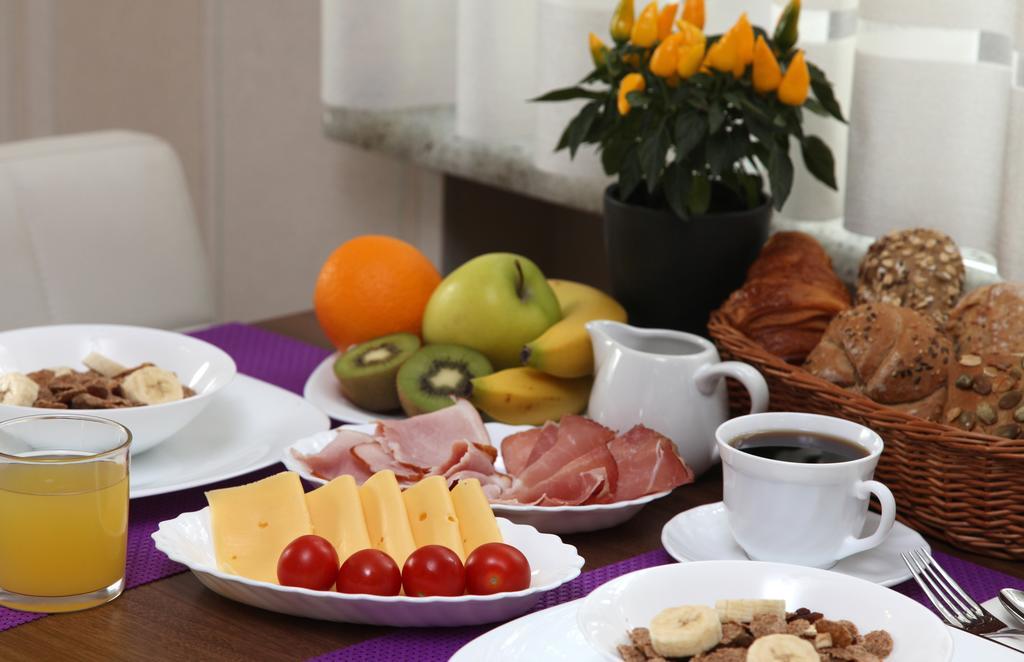 10 Bed And Breakfast Poznań Extérieur photo