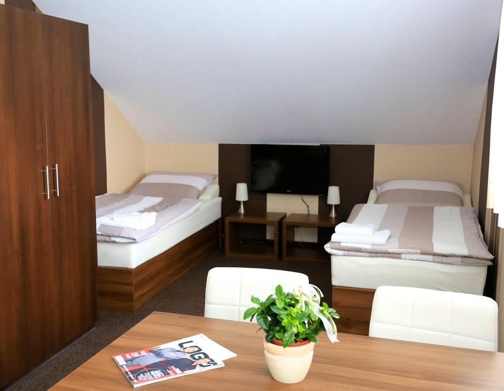 10 Bed And Breakfast Poznań Chambre photo